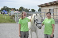 Gruppenbild mit 2 Personen und Pferd