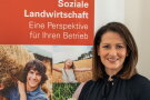 Ministerin vor einem Plakat