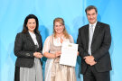 (v. l.) Ministerin Michaela Kaniber; Daniela Golder-Eisenbarth, Bauernhofkindergarten Reimlingen, Lkr. Donauwörth; Ministerpräsident Dr. Markus Söder