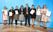 (v. l.)  Elisabeth Schreiner, Lkr. Rottal-Inn; Nora Wölfert, Biohof Wölfert, Lkr. Coburg; Anna Landes, Hofladen Landes, Lkr. Donauwörth; Ministerin Michaela Kaniber; Ministerpräsident Dr. Markus Söder; Claudia Fenzel, Hafninger Hof, Lkr. Passau; Lena-Maria Fischer, Milchmädl, Lkr. Cham; Daniela Golder-Eisenbarth, Bauernhofkindergarten Reimlingen, Lkr. Donauwörth