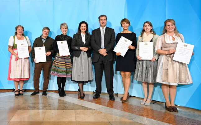 Gruppenfoto - Bäuerinnen als Unternehmerin des Jahres 2022 mit Ministerpräsident Dr. Markus Söder und Ministerin Michaela Kaniber